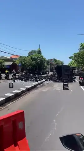 Sebuah truk bermuatan minuman dilaporkan terguling di Jalan Ida Bagus Mantra pada siang hari ini, Kamis (2/10). Peristiwa ini sempat membuat arus lalu lintas di sekitar lokasi tersendat karena muatan truk berserakan di badan jalan. #viral #bali #fyp #berita #truk 