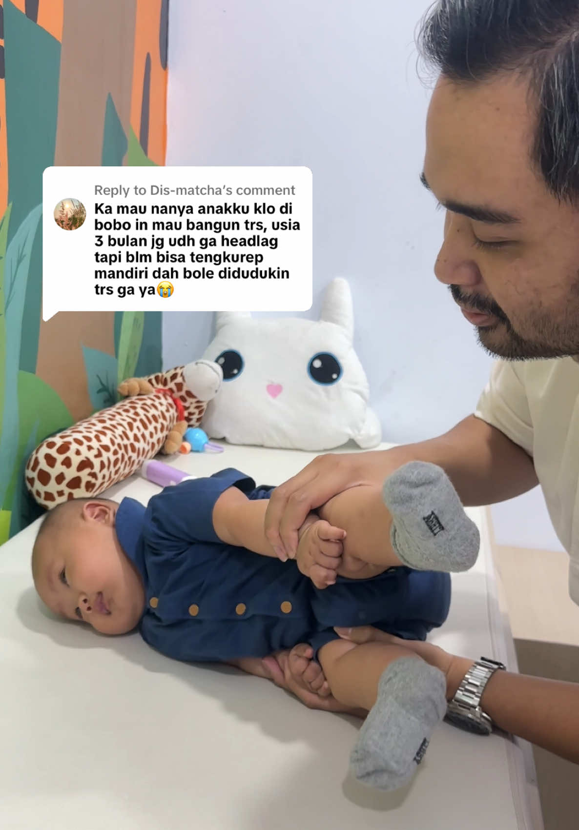 Replying to @Dis-matcha udh bisa tengkurep mandirii kak dianya. Coba distimulasi kaya gini, baby udh aku guling2 gini sejak umur sebulan, cepet bgt pas hari pertama umur 3bln nya dia udh bisa tengkurep sendirii