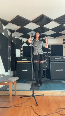 Quick outfit check enfermita antes de ensayar xq llegué antes que los cabros #outfit #alttiktok #fyp #alt 