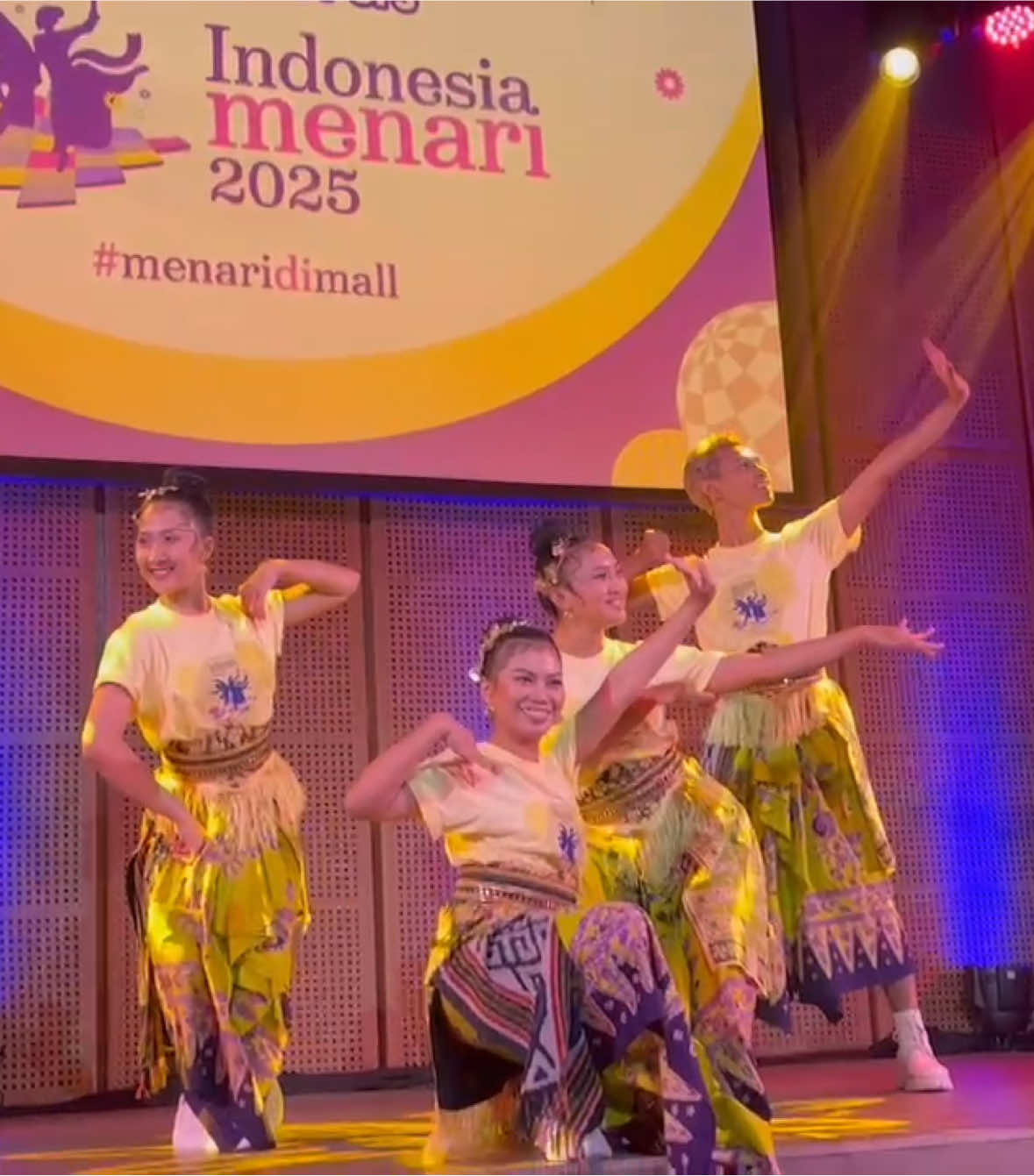 Cinta budaya, cinta Indonesia. Batik adalah salah satu wujud nyata kekayaan budaya yang telah diakui dunia sebagai warisan tak benda dari Indonesia. Di Hari Batik Nasional ini, mari kita rayakan dengan tetap menggunakan batik sebagai bentuk cinta pada budaya sekaligus kebanggaan sebagai bangsa Indonesia. Btw, ini adalah contoh-contoh konfigurasi untuk Indonesia Menari ya guys! Sesuai dengan peraturan yang sudah dibahas di Technical Meeting  Sampai jumpa di kota kalian tanggal 12 Oktober ❤️ @Indonesia Kaya @Ruang Seni Pertunjukan  #swargaloka #haribatiknasional #batikindonesia #indonesiamenari 