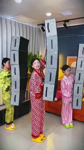 มีประโยชน์มาก ๆ เลยค่ะ ใส่เสื้อผ้า กางเกง และกระเป๋าได้เยอะ มีพื้นที่กว้างขวาง ใช้พื้นที่ใต้ตู้เสื้อผ้าได้อย่างเต็มที่ ตู้เสื้อผ้าจะไม่รกอีกต่อไป! #จัดระเบียบที่เก็บของ #กล่องเก็บของพับได้ #ของใช้ในบ้าน