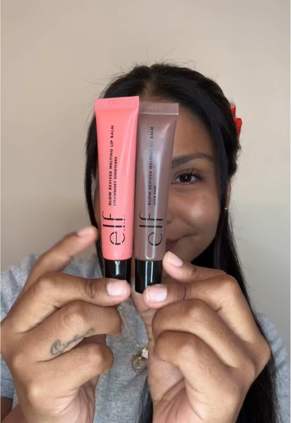 “I tried the Glow Reviver Lip Balm from e.l.f. ; -Java Chip ☕: a warm brown that gives a natural and elegant look, ideal for everyday use. -Strawberry Shortcake 🍓: a fresh and juicy pink, perfect for a youthful and cute touch. Both moisturize super well and leave a light shine without being sticky 🫶.  Which one would you choose?