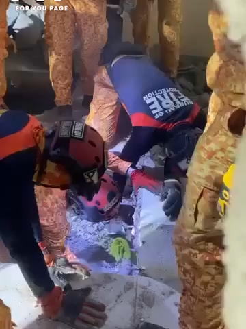 BABALA: MASELAN ANG MAPAPANOOD NA VIDEO. MAGING MAINGAT SA KOMENTO   MAG-INA, NASAWI SA GUMUHONG BAHAY SA CEBU DAHIL SA LINDOL   Wala nang buhay nang masagip ng Bureau of Fire Protection Central Visayas ang katawan ng mag-ina matapos gumuho ang kanilang tinitirhan sa Bogo, Cebu dahil sa magnitude 6.9 na lindol na tumama sa Visayas, Setyembre 30, 2025. #FYP