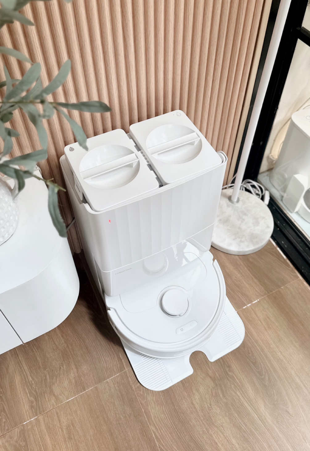 Pakai Robot Vacuum Efektif Ga Sih? Ternyata worth it banget punya di rumah. Selain bisa otomatis bersihin rumah setiap hari, bisa sapu dan pel sekaligus dan hasilnya juga lebih bersih! Selain itu bisa self cleaning juga. Yang aku pake ini robot vacuum QR 798 🙌🏻 Rumah bersih tanpa ribet dan semua serba otomatis! #Roborock #RoborockIndonesia #SmartCleaning #RobotVacuum #RoborockQR798  