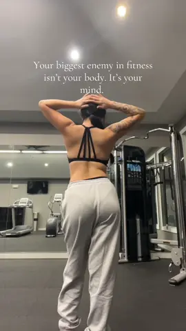 The weights aren’t the problem, your mindset is.  Most people fail because of they let their mind hold them back.  3 Ways to break free:  1. Stop waiting to “feel ready” & just start 2. Focus on small wins 3. Build habits not hype My fitness program launching on October 21st helps you push through these blocks 💪🏼 #WinterArc #FitnessProgram #Gym 