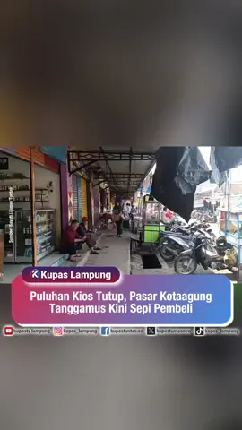 Puluhan Kios Tutup, Pasar Kotaagung Tanggamus Kini Sepi Pembeli . . Puluhan kios di Pasar Kotaagung, Kabupaten Tanggamus, tutup karena sepinya pembeli. Kondisi ini terlihat jelas pada Kamis, 2 Oktober 2025, saat lorong-lorong pasar tampak lengang dan sebagian besar kios tidak lagi beroperasi. Dampak pandemi, kenaikan harga kebutuhan pokok, serta maraknya belanja online disebut menjadi penyebab utama. Pedagang berharap ada tindakan nyata dari pemerintah sebelum pasar tradisional benar-benar mati. - Untuk berita selengkapnya, baca di www.kupastuntas.co - #PasarKotaagung #PemkabTanggamus #PasarTanggamus