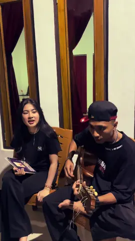 Part kesekian| duduk2 santai di rumah Sumba, digitarin ayank hehe lupa lirik dikittt🤗❤️  #mendychndr #jumen #juanreza