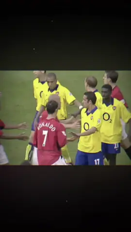 #CapCut Ronaldo , cậu nhóc 18 tuổi đứng ra bảo vệ đàn anh Van Nistelrooy #ronaldo #manchesterunited #arsenal #fbtxuhuong 