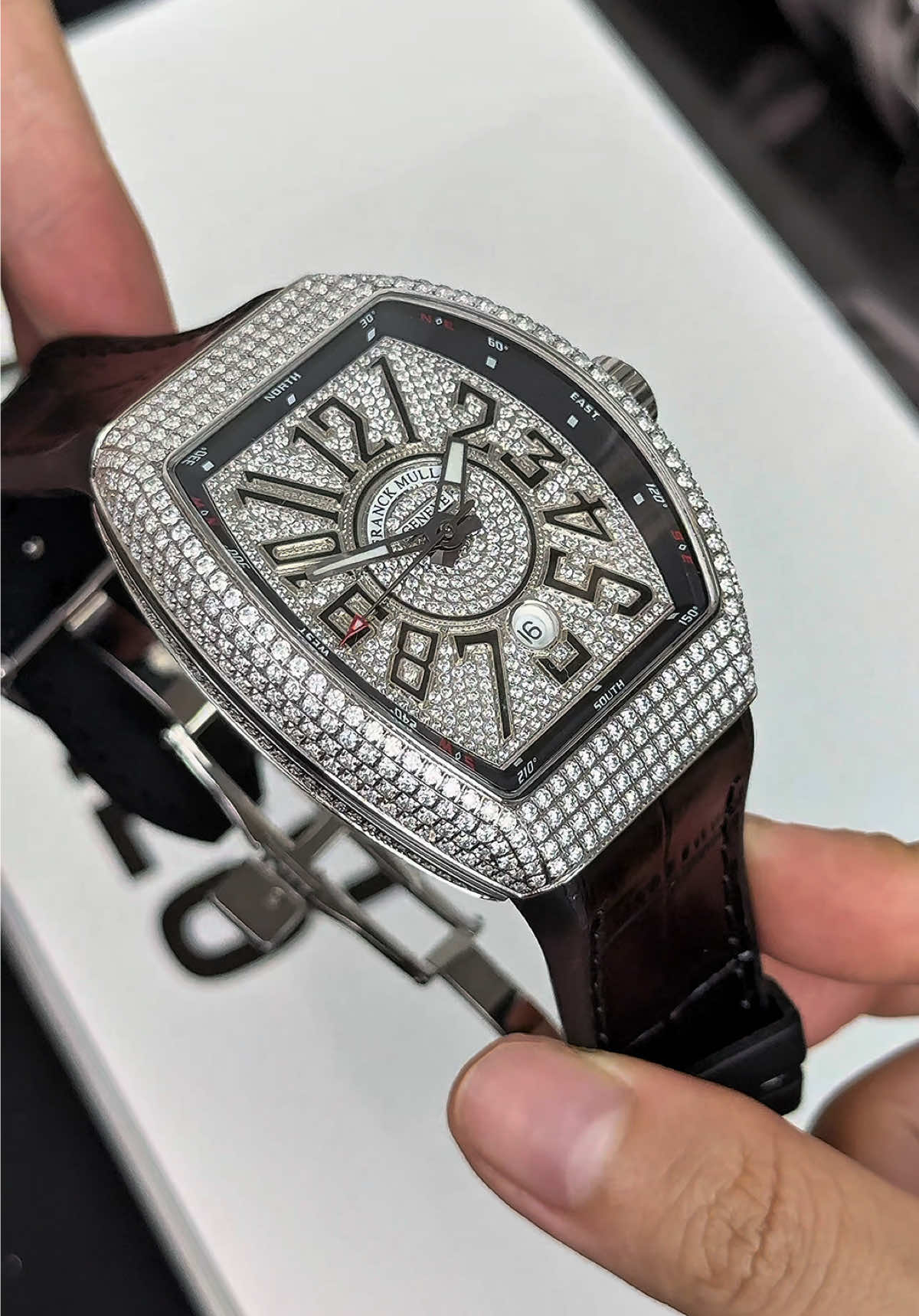 FM Vanguard V45 Full Diamond 💎💎💎 	•	Kích thước: 44 x 53 mm 	•	Vỏ: Thép không gỉ, đính kim cương full case & bezel 	•	Mặt số: Đính kim cương, số Ả Rập cỡ lớn 	•	Chức năng: Giờ, phút, giây, lịch ngày tại góc 6h 	•	Dây: Da cá sấu cao cấp, khóa gập 	•	Máy: Automatic thuỵ sỹ  #donghonam #donghodep #donghoco #thuthuyluxury #yeudongho 