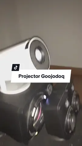 Orang lain healing kat konsert kita healingg kat bilik je.. #projectorgoojodoq 