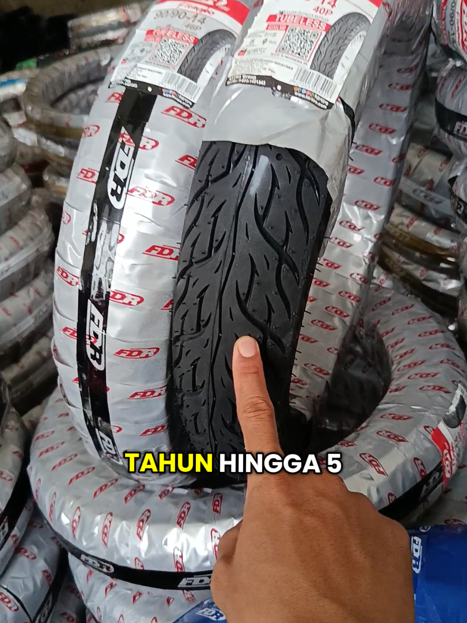 rekomendasi ban motor matic ring 14 yang awet dan sudah tubeless. tahan 2 hingga 5 tahun tergantung pemakaian. nyaman berkendara saat jalanan licin atau kering #banfdr #fdrflemino #banmatictubeless #banmaticring14 #otomotif 