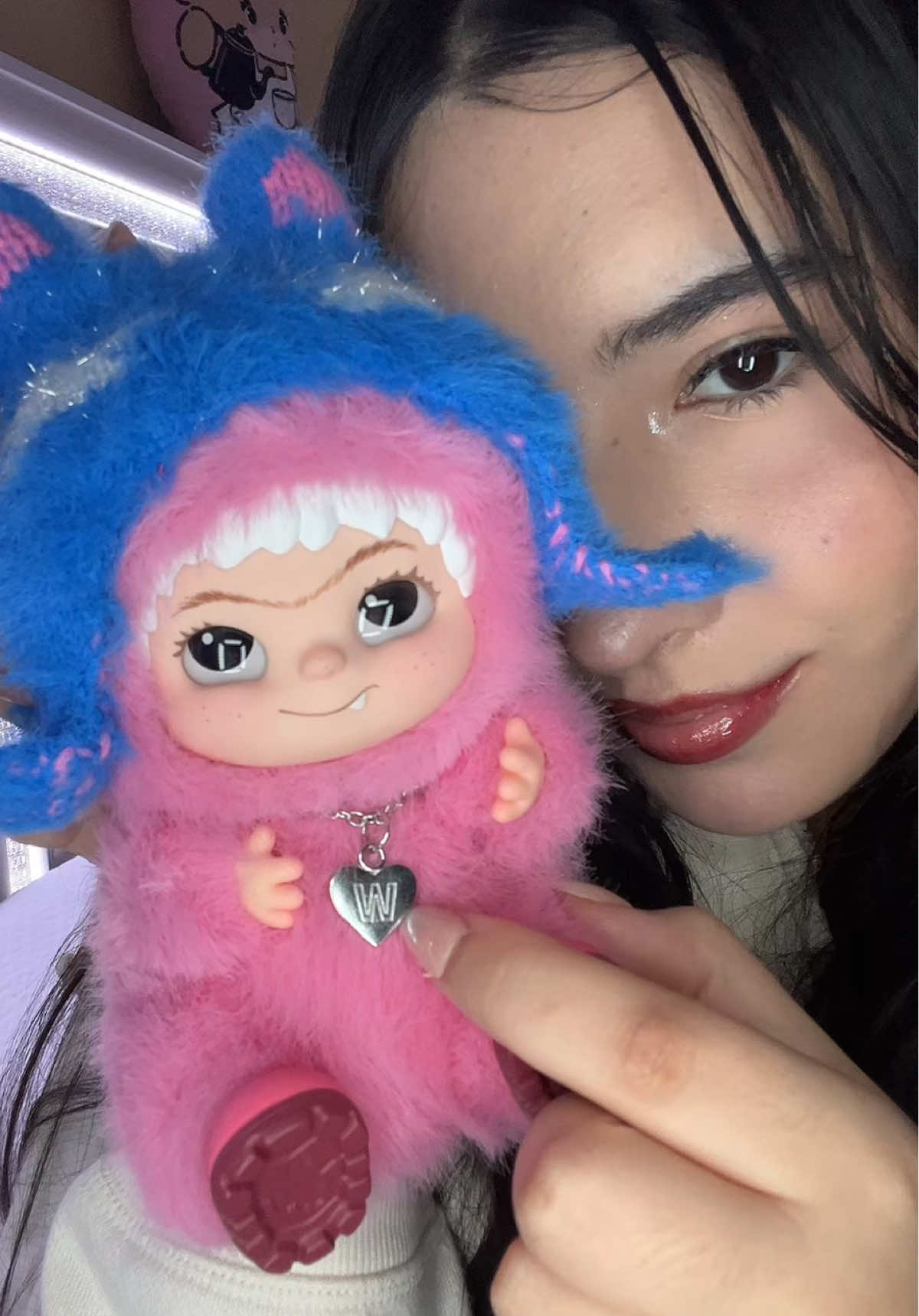 these are the coolest pendants I’ve seen yet 💗😎🩵 #wakuku #blindbox #keychain #plush #stylish 