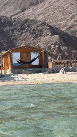 و فيها بحر و جبل و شمس و رمل