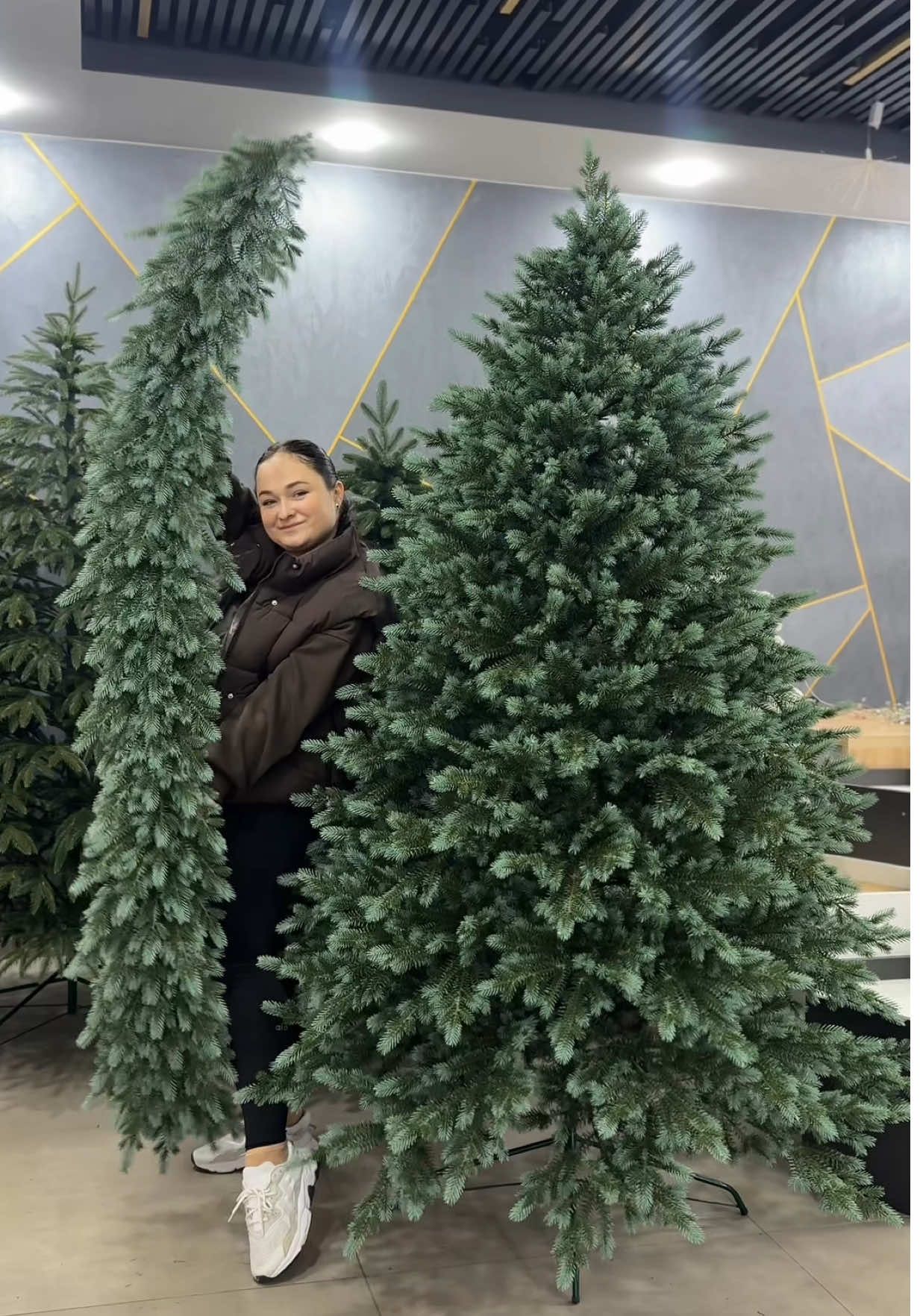 Вавввв😱 Тільки гляньте яка краса 😍 Лита ялинкова гірлянда  Канадська 💥 Двохколірна 🤫 Має найбільшу кількість литих гілочок  Довжина 2 метри . Є опт від 10шт👏🏻 Гірлянда дуже густа та пишна . Для замовлення пишіть нам в дірект ✔️ #литагірлянда#гірляндазхвої#гірлянлаялинкова#гірлянданнакамін# 