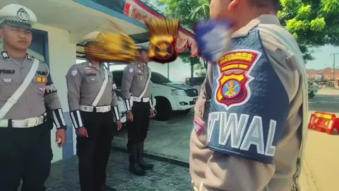 Satlantas Polres Kutai Kartanegara melaksanakan kegiatan Polantas Hadir : Patroli Teguran Tertulis kepada Pelanggar yang bertujuan untuk Terciptanya situasi Kamseltibcar Lantas yang aman dan tertib guna Mencegah pelanggaran, meningkatkan kesadaran, memberi edukasi, dan menciptakan suasana lalu lintas yang aman, tertib, dan lancar—dengan pendekatan yang humanis dan preventif. 👮‍♂️💬