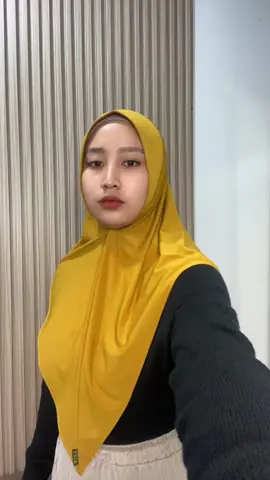 Hijab instan kekinian dimodel Dayyana M warna mustard, buruan langsung digercepin siapa cepat dia dapat😍😍#bergohijab #hijabbergo #hijabinstan #jerseykorea 