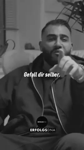 Gefall dir selbst. Nicht den anderen. Du musst nicht gefallen – du musst echt sein. Denn wenn du lernst, dich selbst zu feiern, dich selbst zu respektieren, kommt alles andere von ganz allein. Liebe. Erfolg. Energie. Selbstwert zieht das an, wofür andere verzweifelt kämpfen. #ErfolgsDNA #Motivation #Mindset #Positivität #ErfolgsDNA        