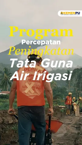 Petani Ikut Bangun Irigasi, Panen Lebih Melimpah! Melalui Program Percepatan Peningkatan Tata Guna Air Irigasi (P3TGAI), petani kini tidak hanya mengolah sawah, tetapi juga berperan langsung dalam membangun dan memperbaiki saluran irigasi di desanya. Saluran tanah sederhana diperkuat dengan lining batu yang kokoh, sehingga air mengalir lebih lancar, hasil panen meningkat, dan lapangan kerja tercipta melalui program padat karya tunai yang memberi manfaat nyata bagi masyarakat. Tahun 2025, P3TGAI dijalankan di 38 BBWS/BWS di seluruh Indonesia, menjangkau ribuan petani dari Sabang sampai Merauke. Program ini bukan sekadar pembangunan infrastruktur, melainkan gotong royong yang memperkuat ketahanan pangan dan meningkatkan kesejahteraan petani. Menteri PU @dody_hanggodo menegaskan, “P3TGAI adalah instrumen penting agar manfaat pembangunan dirasakan merata oleh seluruh lapisan masyarakat, khususnya petani.” Program kerja ini merupakan bagian dari “Setahun Bekerja, Bergerak – Berdampak” dalam menjalankan ASTA CITA Presiden @Prabowo Subianto. #SetahunBerdampak #PU608 #SigapMembangunNegeriUntukRakyat