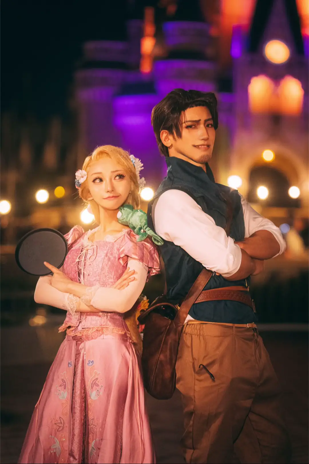 王国でダンスのシーンめっちゃ好き💞 曲聞くだけでワクワクする〜( ˶>ᴗ<˶)°・*:.。.☆ 2枚目は手作りしたウィッグがうつるように撮ってもらった🌼✨️ 当日見かけたとコメントしてくださる方もいて、その日、ディズニーで過し、楽しい時間を共有できたと思うと嬉しいです✨️みなさんもディズニーハロウィン楽しんでください🎃✨️ ユージーン▶︎@sabat_cosplay  📸▶︎@雲雀@あっきー  #dハロ仮装 #ディズニーハロウィン #dハロ仮装2025 #ラプンツェル #ユージーン 