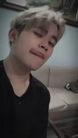 Trai đẹp Việt Nam lên ngay con mã QuốcKang 2006 học tại Rimit đại học, anh có năng khiếu ca hát, biểu diễn thu hút lượng fan girl đông đảo từ nhan sắc điển trai men lì của ảnh