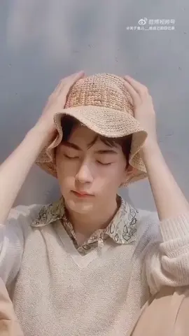Sekelas aktor terkenal nggak pernah ganti ponsel, pakai pakaian yang sederhana dengan harga ramah di kantong, sopan, menghargai wanita, ramah sama fans-fansnya. Dan dia pergi begitu aja 💔 Maaf, ini nggak bisa dibiarkan lalu begitu saja. Dan buat kalian yang bilang Gege mirip dengan seseorang, tolong stop! Penglihatan setiap manusia berbeda-beda, tapi di mataku mereka nggak ada mirip-miripnya sama sekali. #Ripyumenglong #Rip #yumenglong #Alanyu #Justiceforyumenglong 