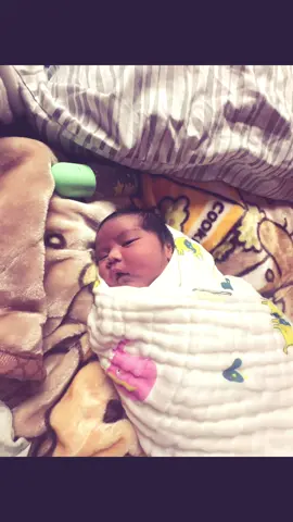 Everyone meet our beautiful chunky bay boy💙👣 #fyp #fypviralシ #newbornbaby #motherandson 