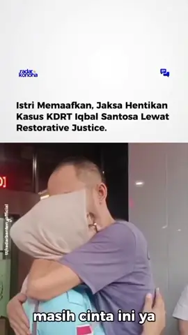 Kasus kekerasan dalam rumah tangga (KDRT) yang menjerat Iqbal Santosa terhadap istrinya, Rista Amelia, resmi dihentikan penuntutannya. Keputusan ini diambil setelah korban sepakat memberikan maaf kepada pelaku. Kepala Kejaksaan Negeri Serang, Punia Atmaja, menjelaskan penerapan restorative justice (RJ) didasarkan pada sejumlah pertimbangan, yakni ancaman pidana di bawah lima tahun, tersangka belum pernah dihukum, serta adanya surat perdamaian dari korban.  Selain itu, para tersangka yang perkaranya dihentikan lewat RJ juga akan mendapat pendampingan lanjutan, termasuk pelatihan kerja, agar bisa kembali beradaptasi di masyarakat dan membangun kehidupan yang lebih baik. Sumber: Banten Pos #radarkonoha #banten #kdrt #damai #restorativejustice 