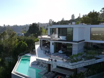 This $25,500,000 Mansion in the Beverly Hills is so cool! 🤩 Do you think it’s worth the price? 🤔 #realestate #luxury #dreamhome #beverlyhills #mansion 