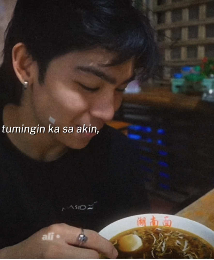 #pov : crush mo si jeo na ka-team mo sa dance troupe. 10  — “Pupuntahan kita after practice, may gusto kang pagkain?” tanong ni Jeo sa kabilang linya. Weekends ngayon at dapat ay may training kami para sa routine naming dalawa pero hindi ko talaga kayang sumayaw dahil sa lintik na dysmenorrhea na ‘to. Halos hindi na ako makabangon dahil, letche! Masakit talaga ang puson ko!  “Nagpaalam ka ba kay Tito na pupunta ka rito?” tanong ko habang nakabalot ng kumot ang buong katawan ko at hawak-hawak ang isang hot compress na nakapatong sa puson ko.  “Oo naman, nagpaalam na rin ako na-” naputol ang sinasabi niya nang biglang tumugtog ang malakas na musika sa buong hall. “Message mo sa’kin kung anong gusto mo, practice na raw, eh. Pupuntahan kita mamaya, saglit na lang ‘to.” mabilis at malakas niyang sabi sabay pinatay ang tawag. Binaba ko ang phone na hawak ko tsaka tumitig sa kisame.  Jeo, gulong-gulo na ‘ko. Gustong-gusto kita at hindi ko maiwasang isipin na gusto mo rin ako dahil sa mga ginagawa mo. Kung paano mo alam na paborito ko ang peach mango pie, na ayaw ko ng malamig na pagkain dahil lagi kong ginagamit ang microwave sa dance hall tuwing kakain, kung paanong ikaw palagi ang nagbabayad tuwing niyayaya mo ‘kong kumain.  Normal lang ba ‘yon sa magkaibigan? Ikaw lang kasi ang lalaking kaibigan na ganito kalapit sa akin, pwera kay Miko, syempre. Sa’yo lang naman ako pumapayag na gawin lahat ‘to dahil gustong-gusto kita.  — Nagising ako na sobrang tindi ng sikat ng araw sa bintana ko, pagtingin ko sa orasan ay alas tres na ng hapon. Gutom na ako. Pinilit kong bumaba sa hagdan kahit namimilipit pa rin ako sa sakit ng puson ko. Oo nga pala, hindi ako nakakain, dapat ay iinom ako ng gamot. Late na at mapapagalitan ako ni Tito nito. Napailing na lang ako.  Habang iniinit ko ang pagkain galing sa ref ay narinig kong may tumatawag sa gate, ang aga pa ah? Paglabas ko ay nandoon na si Jeo gamit ang motor niya. Malaking-malaki ang ngiti nito kahit pa natatakpan ng helmet ang bibig niya, umaabot ang ngiting ‘yon sa mata niya. Lumapit ako para buksan ang gate at natawa ako nang bahagya nang makita ang dalawang paper bag na bitbit niya. “Ayos ka naman dito?” tanong niya nang makababa sa motor, tumango lang ako at sinundan na siya papasok. Talagang siya pa ang nauna sa’kin.  “Ngayon ka pa lang kakain?” tanong niya nang tumunog ang microwave. Tumango ako ulit, halos kahit magsalita ay nakakaubos ng enerhiya ngayon. Masyadong sinisipsip ng hormones ko ang lakas ko.  “Umupo ka na, ang dami kong dala.” malaki ang ngiti niya habang nilalabas ang mga dala niya sa paper bag.  Una kong nakita ang ilang dark chocolates at chobani greek yogurt na mango flavor!  “Favorite ko ‘to!” masaya kong sambit tsaka kinuha ang yogurt, halos yakapin ko na ‘yun sa sobrang saya! AAAA! Natatawa lang siya sa’kin habang nilalabas pa ang dala niya, may almonds at chocolate drink pa na natira.  “Bakit puro sweets!” sambit ko nang makita ‘yon lahat. Natawa siya. “Wait lang kasi,” nang buksan niya ang isang paper bag ay nagulat ako ng maglabas siya ng spaghetti pasta at linguine, may mga gulay pa at lean meat. “Ano ‘yan?” nakakunot ang mukha ko sa kaniya.  “Lutuan kita ng ramen, ‘di maganda ‘yung instant noodles, eh.” lumambot ang eskpresyon sa mukha ko, natawa pa siya lalo. Kainis! Bakit ka ba ganito, Jeo! Iisipin ko mahal mo na’ko!  — continuation on com sec. 🫰 #fyp #jeoongau #jeoongedits #jeremiahemmanuelong 