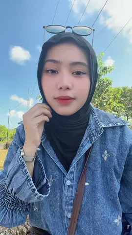 Hhe, baju & jilbab yang aku pakai di keranjang kuning yah