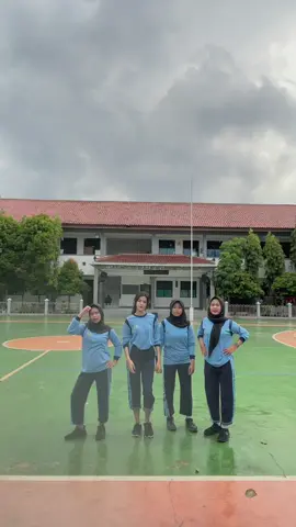 yg kiri asik sendiri