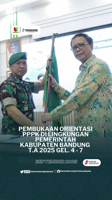Wargi Kabupaten Bandung… Sekda Cakra Amiyana memberikan arahan sekaligus penguatan kepada para peserta kegiatan Orientasi Pegawai Pemerintah dengan Perjanjian Kerja (PPPK) Gelombang 4 hingga 7 di lingkungan Pemerintah Kabupaten Bandung Tahun Anggaran 2025. Dalam sambutannya, ia menyampaikan ucapan selamat kepada para aparatur PPPK yang telah menerima Surat Keputusan (SK). ia menegaskan bahwa kegiatan orientasi merupakan langkah lanjutan yang penting dalam memperkuat pemahaman, motivasi, serta integritas para ASN dalam menjalankan amanah yang telah dipercayakan. “Keberadaan PPPK merupakan bagian dari strategi pemerintah dalam memenuhi kebutuhan aparatur negara sekaligus upaya untuk meningkatkan kualitas pelayanan publik. Sesuai dengan Undang-Undang ASN, baik PNS maupun PPPK memiliki kedudukan yang sama dalam hal tugas, tanggung jawab, dan kewajiban, yaitu memberikan pelayanan terbaik kepada masyarakat,” ujar Sekda. Beliau juga menekankan pentingnya orientasi ini sebagai proses penanaman nilai dasar profesi ASN, wawasan kebangsaan, kedisiplinan, etika birokrasi, serta pemahaman terhadap visi Kabupaten Bandung, yaitu “Terwujudnya Kabupaten Bandung Lebih Bedas, Maju dan Berkelanjutan Menuju Indonesia Emas.” Oleh karena itu, Sekda mengajak seluruh PPPK untuk terus menjaga integritas, loyalitas terhadap bangsa dan daerah, serta menjadi pribadi yang profesional, inovatif, adaptif terhadap perkembangan zaman dan teknologi. Ia juga mengingatkan agar para aparatur tidak bersikap arogan dalam menjalankan tugasnya, melainkan tetap rendah hati dan responsif dalam menghadapi permasalahan masyarakat. @dadangsupriatna  @wakil.bupati.bandung  @cakra.amiyana  Videografer: @azkaps  #kabbandung #prokopimkabbandung #bandunglebihbedas 