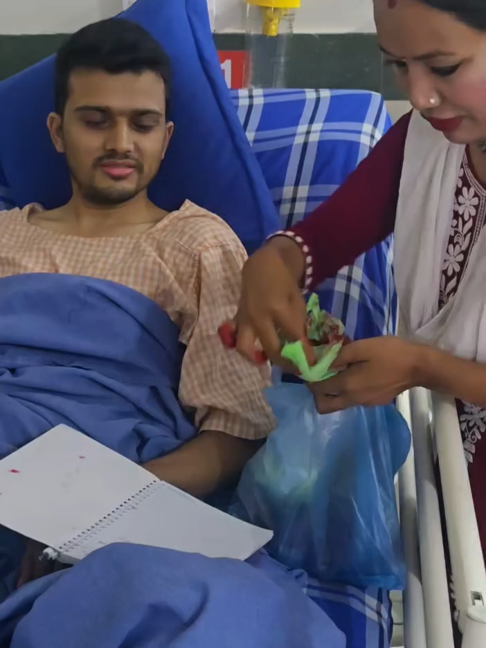 जेन्जी घाइतेलाई अस्पताल पुगेर आशिका तामाङ टिका, आर्शिवाद र दक्षिणा दिंदै  |