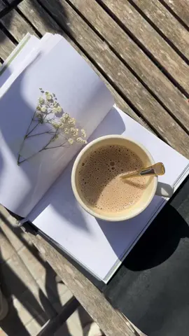 Trifold Customizable Leather Journal A5 - A6  Crea el tuyo!  Cuaderno A5 de cuero auténtico Puede contener hasta 4 cuadernos ¿Qué incluye? -Funda de piel (puedes elegir el tipo de piel) -1 Libreta Olea con páginas en blanco (incluida de regalo) (tapa kraft o negra) -Bandas elásticas personalizables -Ojales a tu elección -Bolsa de algodón Olea -Carpeta Olea con tarjeta -Marcador de libros Olea 📓Visita mi tienda de ETSY  Olea Journals Atelier Y mi INSTAGRAM @olea_journals