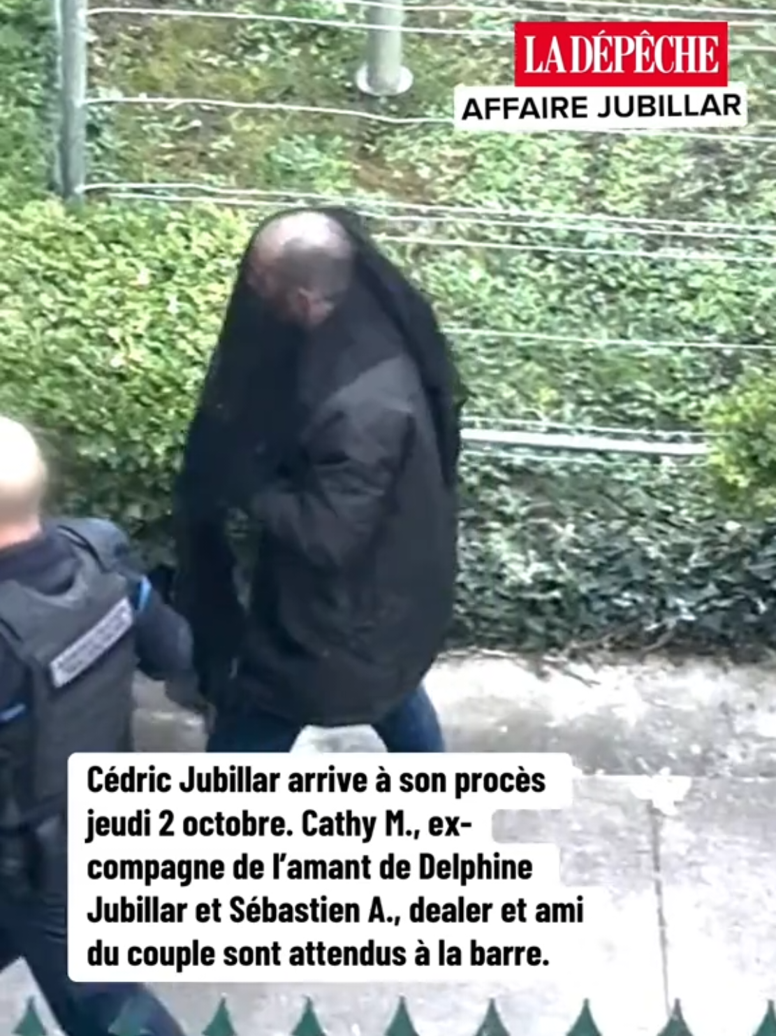 Cédric Jubillar arrive à son procès, jeudi 2 octobre. Cathy M., ex-compagne de l’amant de Delphine Jubillar et Sébastien A., dealer et ami du couple sont attendus à la barre. #proces #justice #apprendresurtiktok #sinformersurtiktok #jubillar 