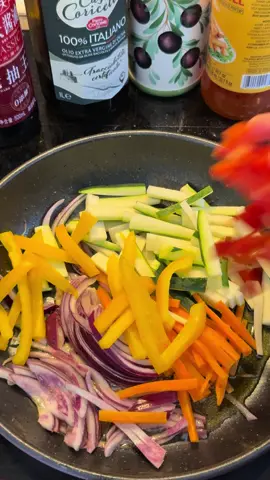 Easy Chicken & Veggie Stir-Fry | Served with Rice 🍚 Hey guys! Today I whipped up a quick and super tasty stir-fry that’s full of color and flavor — and yes, it’s healthy too 💫What I used: Onion Carrot Zucchini Three-color bell peppers Garlic Turmeric Salt Soy sauce Chicken (pre-cooked with turmeric) Served with rice 🔥 How I made it: I started by sautéing some onion until it softened up a bit. Then I added in carrot, zucchini, and those beautiful colorful bell peppers. Let them cook just enough to stay a little crunchy — that texture makes a difference! Next, I tossed in minced garlic, turmeric, salt, and a splash of soy sauce — smells amazing at this point 😍 Then I added in the chicken I had already cooked earlier with a bit of turmeric. Mixed everything together, let it all heat through, and that’s it! #cook#cucinaitaliana#easydinner#easymeal 