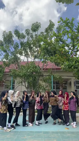 👭🏻👭🏻 #haribatiknasional #sma #sman1lohbener #agit #fotolive 