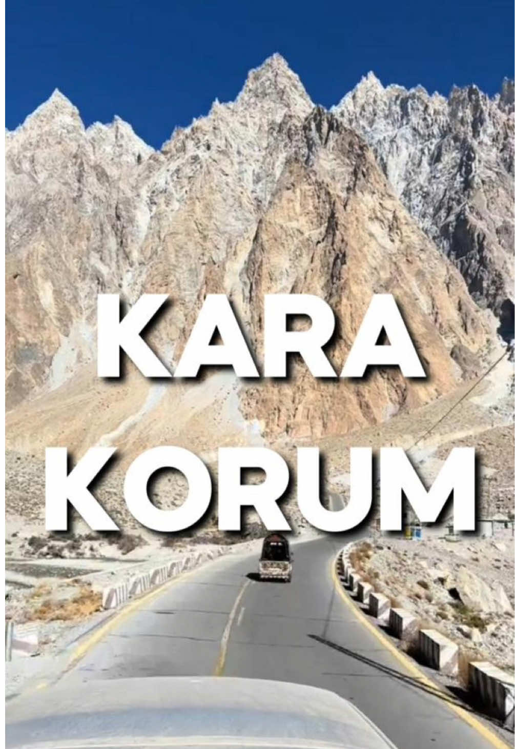 La CARRETERA KARAKORUM 🛣️ conecta PAKISTÁN con CHINA a través de las MONTAÑAS del HIMALAYA y el KARAKORUM. Es considerada la CARRETERA INTERNACIONAL PAVIMENTADA MÁS ALTA DEL MUNDO, alcanzando más de 4,700 METROS de altura en el PASO KHUNJERAB. Su construcción comenzó en 1959 y tardó casi 20 AÑOS, con la participación de decenas de miles de trabajadores paquistaníes y chinos. Es una obra de ingeniería extrema: atraviesa glaciares, valles inestables y zonas propensas a avalanchas y desprendimientos. Hoy es una ruta clave para el comercio entre ambos países y un destino turístico impresionante, rodeado de montañas gigantes como el K2, el segundo pico más alto del planeta. #gabogabb #interesante #datocurioso #AprendeEnTikTok #informativo