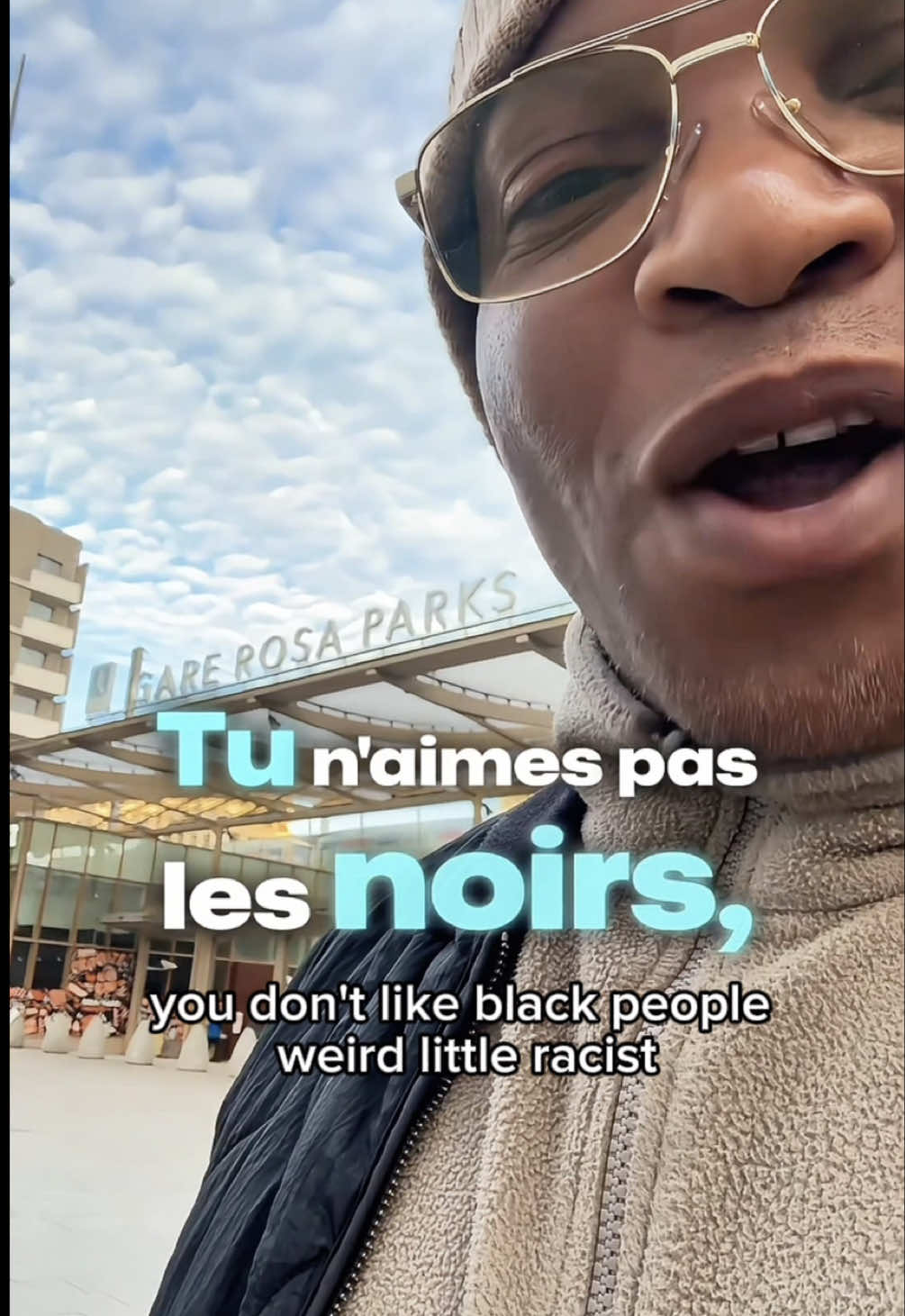 « Gare Rosa Parks 🚉 – Chaque trajet est une leçon | Rosa Parks Station – Every ride is a lesson » « Tu n’aimes pas les Noirs, petit raciste… bizarre. Et pourtant, tu prends ton train dans une gare qui porte le nom de Rosa Parks. Un geste simple, un refus, qui a changé l’Histoire. Every stop is a reminder. ✊🏾 » #RosaParks #BlackHistory #MemoireVivante #CivilRights #BlackExcellence