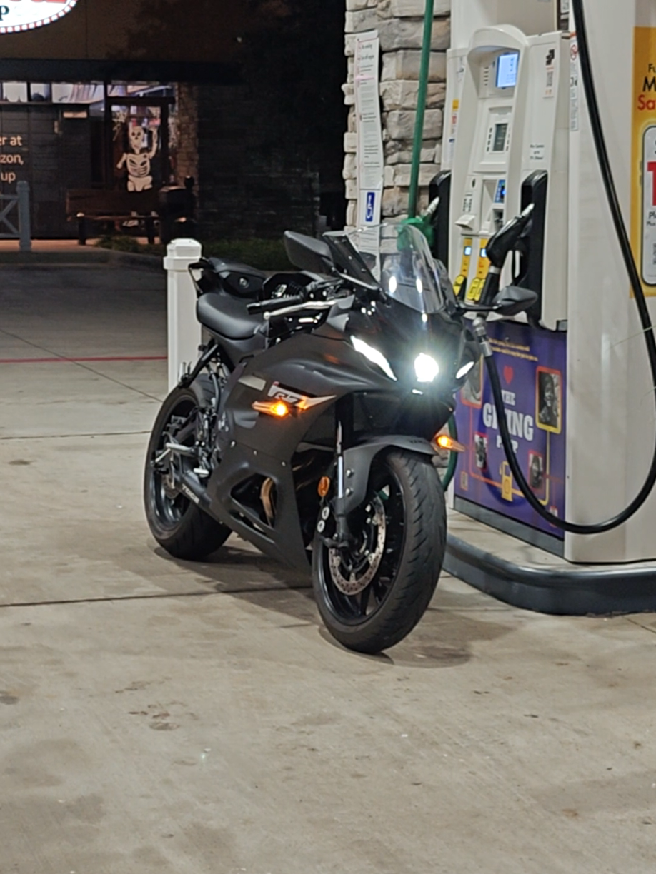 Late night gas station>>> 🐧