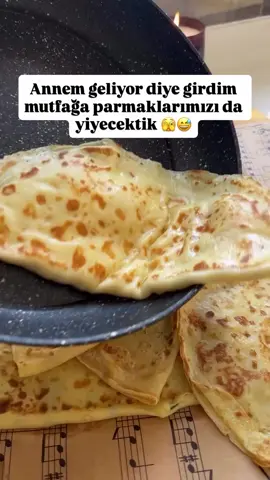 Daha önce yapmadığıma pişmanım 😔 Hamur açamaya üşenenler için mükemmel bir tarif 👍🏻 Gözleme tadında Krep börek☺️  📸  @zeynolu_tariflerr  Malzemeler:  •  2 yumurta   •  1.5 su bardağı süt  •  1.5 su bardağı su  •  3 su bardağı un ( kontröllü ekleyin )  •  1.5 tatlı kaşığı tuz  •  1 çay kaşığı toz şeker  İç harçı için:  •  Kaşar peyniri   •  Maydanoz  Tüm malzemeleri bir kaba alalım ve çırpalım. Yapışmaz bir tavayı ocağa alalım ve peçete yardımı ile tavayı yağlayalım. Krep hamurumuzdan bir kepçe alalım ve tava dökelim. Üst yüzeyinde baloncukla olunca ters çevirelim. İçerisine harçımızı katalım ve katlayalım. Önlü arkalı üzerlerini birer defa yağlayarak pişirelim.  Deneyecek olan herkese Afiyet olsun ☺️ #krep #krepbörek #hamur #hamurişitarifleri #çaysaati       ̧fet ̧fetedüş ̧fetteyiz    ̧fettengelenlertakipetsin ̧fetbeniöneçıkart