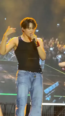 We got BOMBA in sleeveless at Kyunghee University Autum Festival[Day 2/01-10-25]🐻 Bangga banget ga sih sama Jongin, main dancer kesayangan EXO+EXO-L vocalnya bisa sebagus ini sekarang😫😭 #kai #exo #kaiexo #kyungheeuniversity #autumnfestival _ctto_