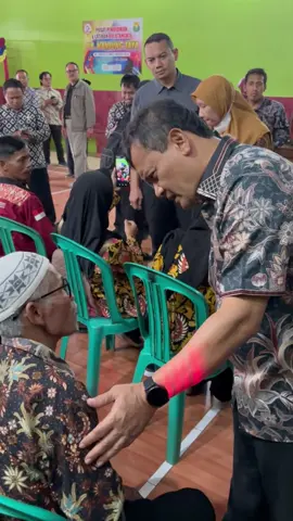 Hari ini Program Pelayanan Spesialistik Keliling (SPELING) hadir di Balai Desa Salem, Kabupaten Brebes.  SPELING menjadi wujud nyata perhatian pemerintah dalam mendekatkan layanan kesehatan langsung ke tengah masyarakat. Dengan adanya program ini, warga bisa mendapatkan pelayanan medis tanpa harus jauh-jauh ke rumah sakit, sekaligus sebagai upaya pencegahan dan penanganan kesehatan lebih dini. Harapannya, SPELING dapat terus menjadi solusi untuk meningkatkan kualitas kesehatan masyarakat desa, memperkuat kesadaran akan pentingnya hidup sehat, dan menjangkau lebih banyak lapisan masyarakat di berbagai daerah. #jawatengah #ahmadluthfi #tajyasin #gubernurjateng #wagubjateng 