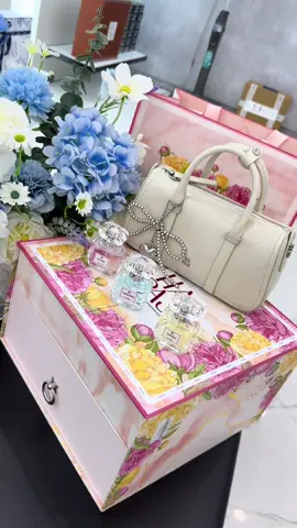 🌸 Set quà sang xịn dành tặng người thương 🌸 Một chút hương thơm, một chiếc túi thanh lịch – combo chuẩn “đốn tim” mọi cô gái 💕 🎁 Quà tặng 20/10 – Đẹp, tinh tế và đầy ý nghĩa!                   #HAPAS #YEUTUDIEUNHONHAT #QUATANG2010 #TuiXachNu #TuiDepMoiNgay 