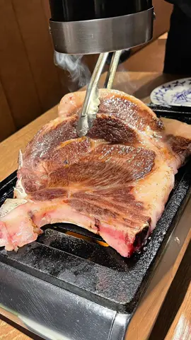 … 大阪 大国町 《yakiniku T》 @yakiniku_t_osaka  目の前で焼いてくれる Ｔボーンステーキ🥩 食欲そそるサウンドがたまらない〜🎶 ご馳走様でしたっ‼️ #大阪グルメ #大阪焼肉  #大阪 #osaka #japan 