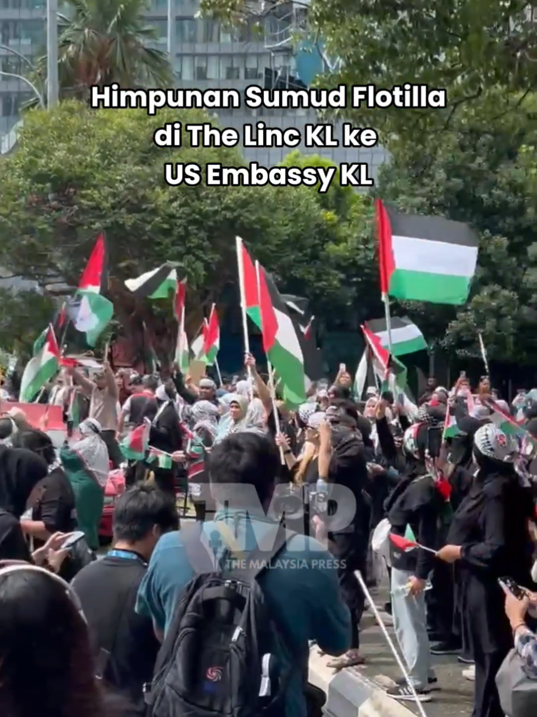 Suasana di Himpunan Sumud Flotilla penuh semangat solidariti, rakyat Malaysia berhimpun mengangkat bendera Palestin dan melaungkan doa buat aktivis kemanusiaan yang kini ditahan Israel — tanda jelas kita tidak akan berdiam diri terhadap kezaliman. ✊🇵🇸  #Stand4Sumud #SolidaritiUntukPalestin #BreakTheSiege #SumudNusantara #NusantaraForGaza