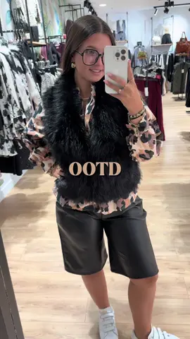 Nouveau look du jour avec nos nouveaux gilets sans manches fourrure 🤩🤩🤩 #fourrure #OOTD #tendance #toulouse #look 