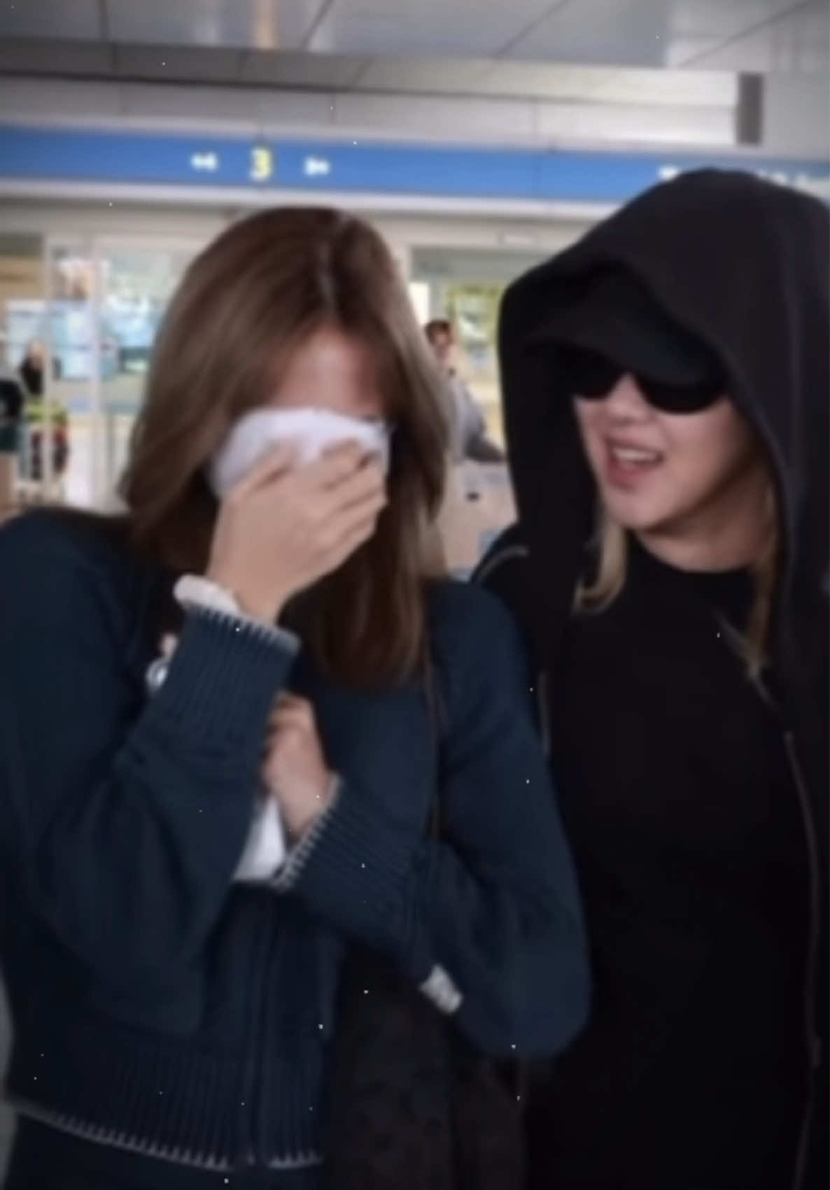 Làm idol mà được fan khen “xinh quá, dễ thương quá” là mắc cỡ bây ơii 🐥🐿️🤣 #iam_socnho #rosé #lisa #chaelisa #xuhuongtiktok 
