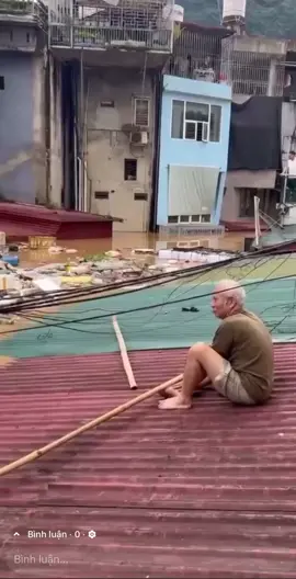 Hà Giang, nước lũ dâng cao lên tận mái nhà, người dân phải ngồi trên nóc nhà chờ cứu trợ