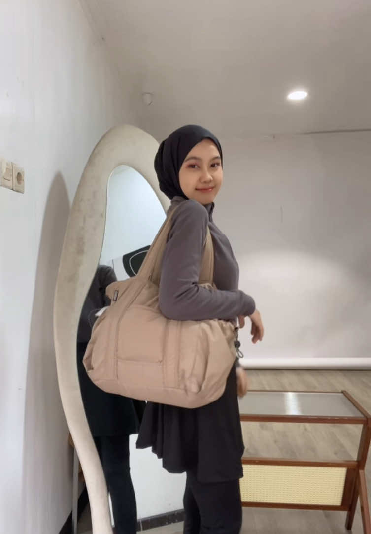 Tas vahisa bisa dibawa kemana pun kamu pergi yang stylish dan praktis, bikin kamu tampil maksimal🫶🏻#vibesbags #fyp #taswanita #tas 